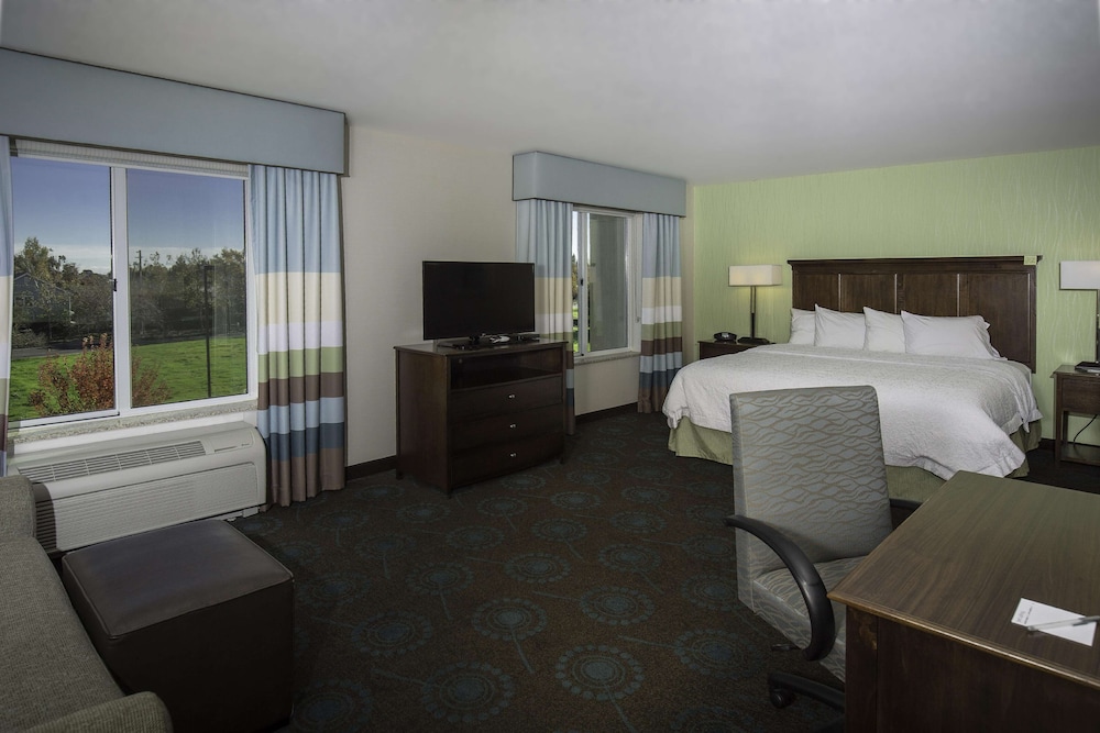 Hampton Inn and Suites Suisun City Waterfront 25/50