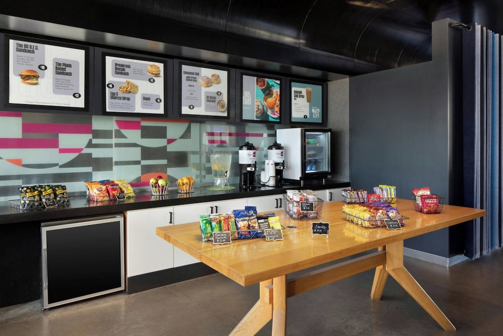 Aloft Phoenix Airport 42/62