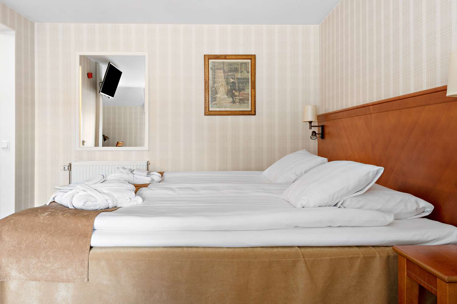 Super, Twin Beds, Bathtub