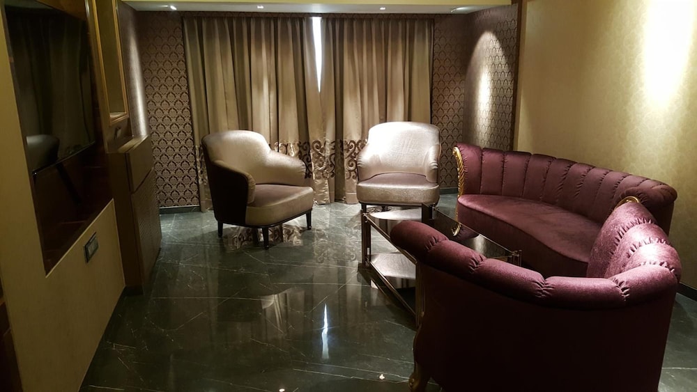 Peninsula Redpine Mumbai 42/58