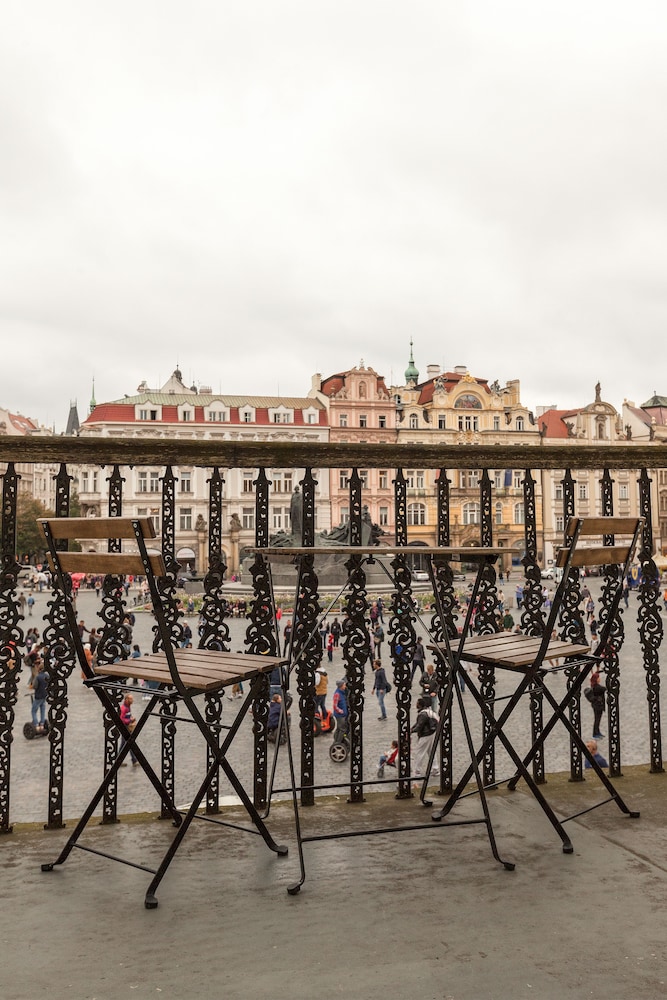 Old Town Square Residence by Emblem 16/36