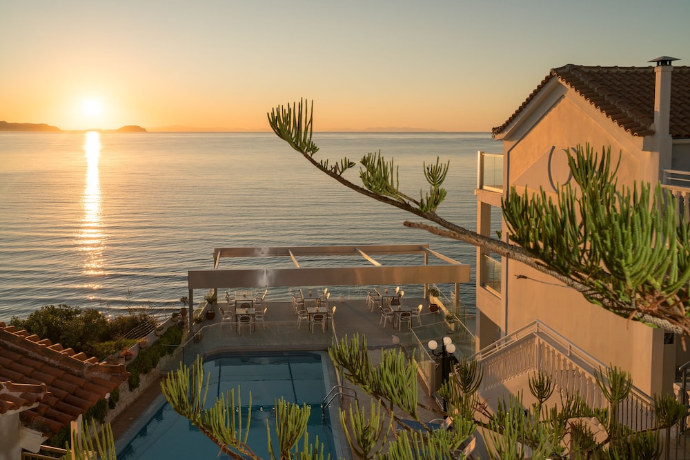 Denise Beach Hotel 24/29