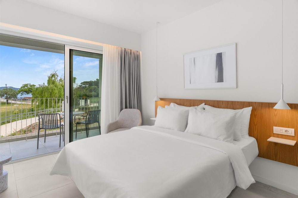 Standard, Queen Bed, Inland View