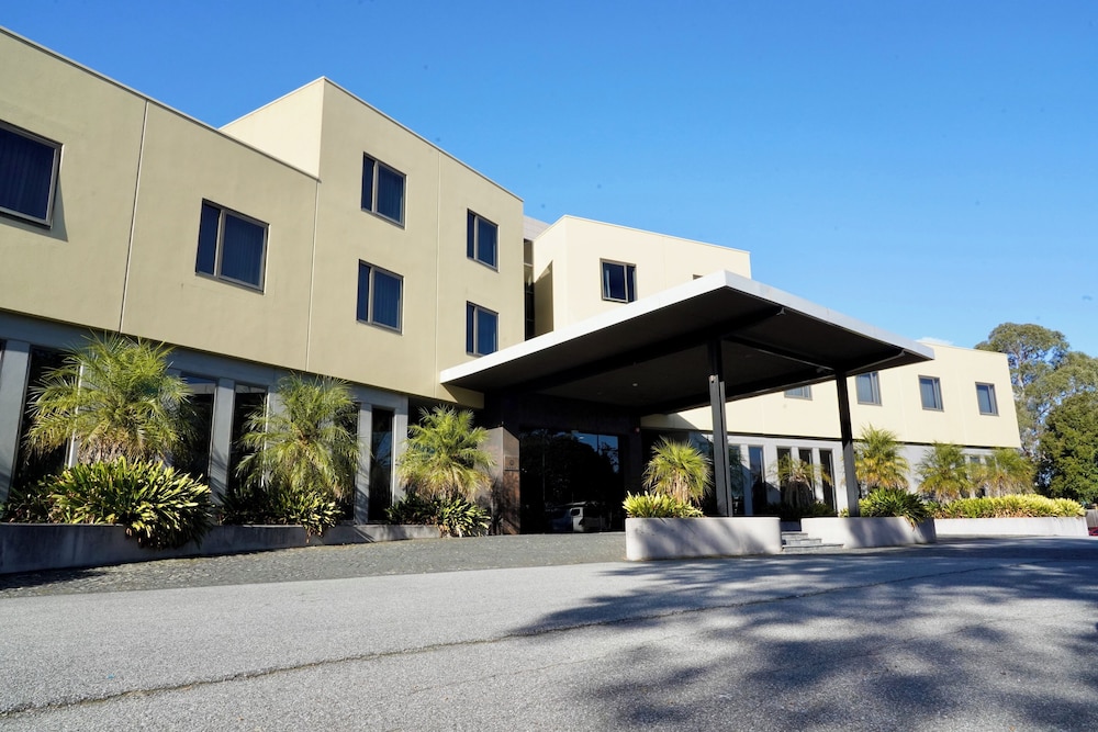 Golden Pebble Hotel 66/71
