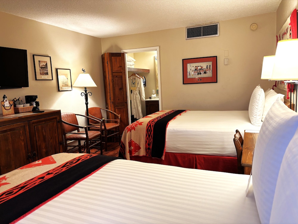 TRADITIONAL, 2 QUEEN BEDS