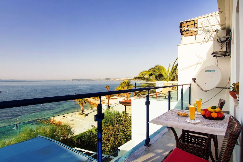 Beachfront Villa Mediteran 45/50