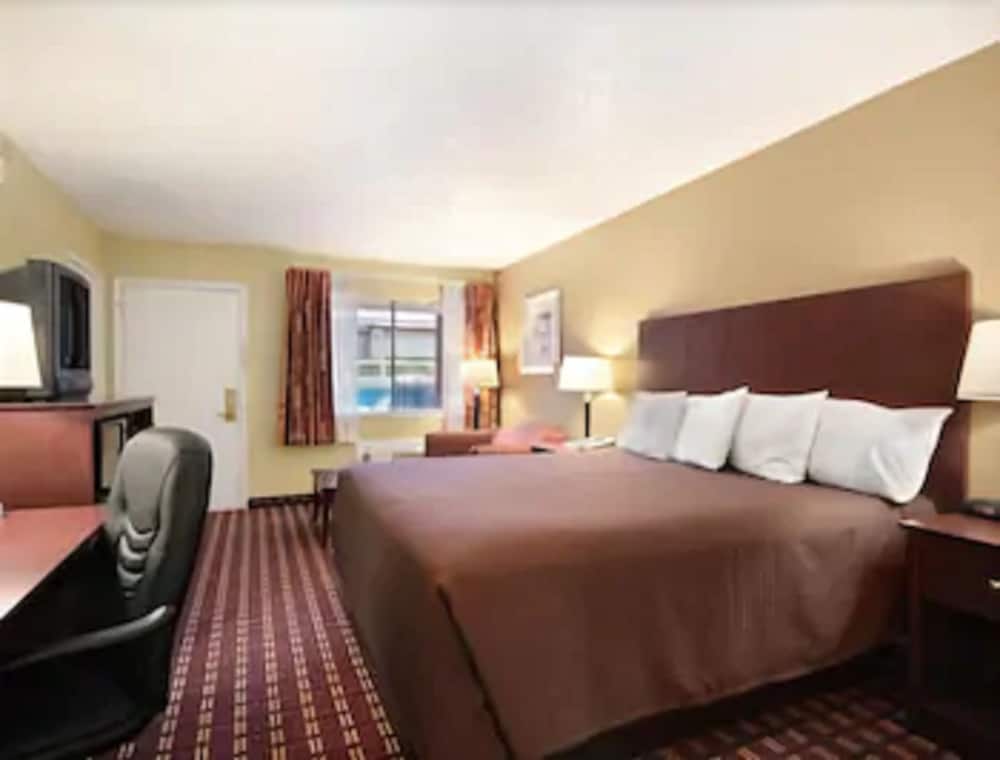 غرفة بسرير كينج لذوي الإعاقة، Super 8 By Wyndham Kerrville Tx 4/6