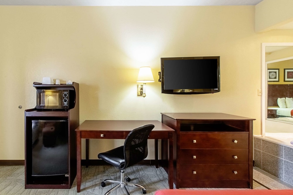 Quality Inn & Suites Dickson TN 38/46