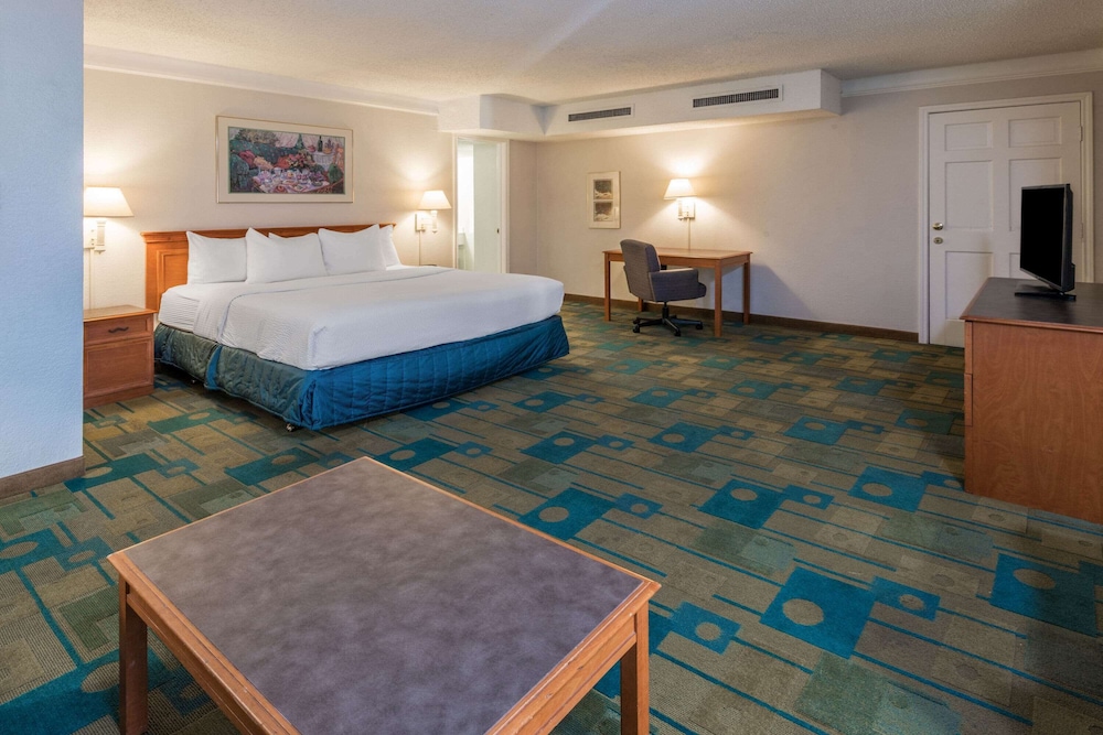 La Quinta Inn By Wyndham IH-10 West San Antonio TX 33/52