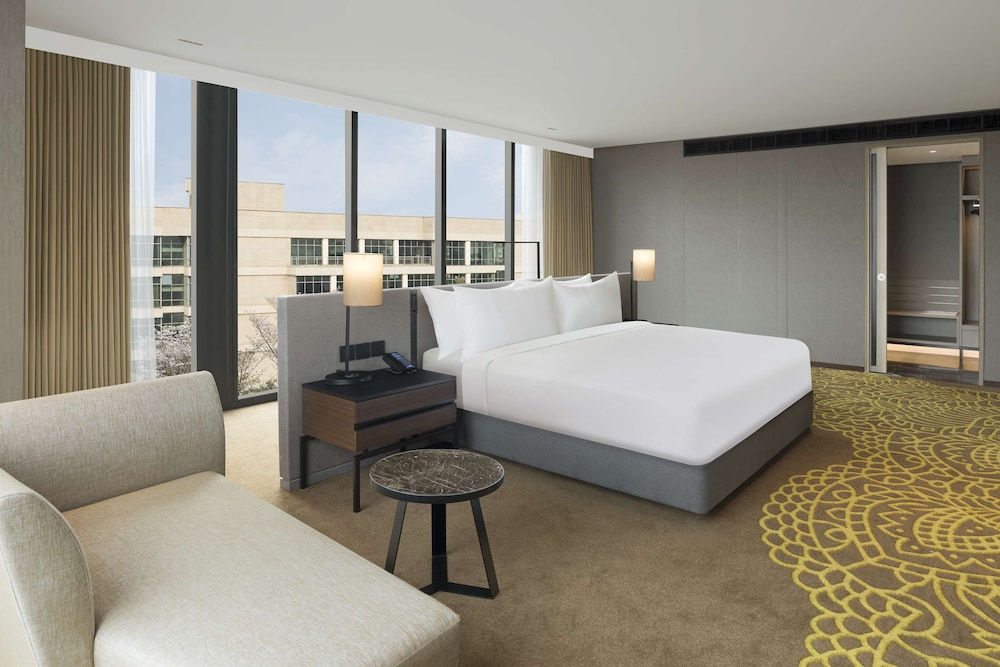 1 Bedroom, Suite, King Bed, Laundry, Lounge Access