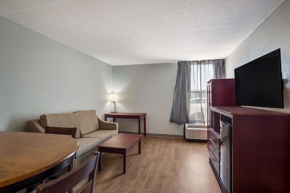 Clarion Inn and Suites Grand Rapids Airport 25/63