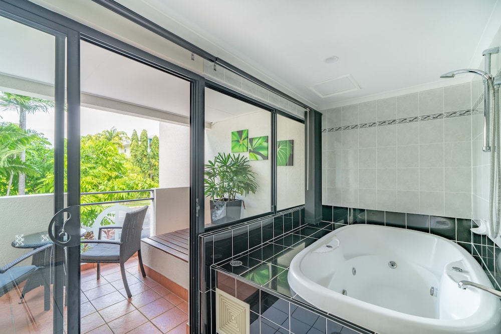 Regal Port Douglas 23/56