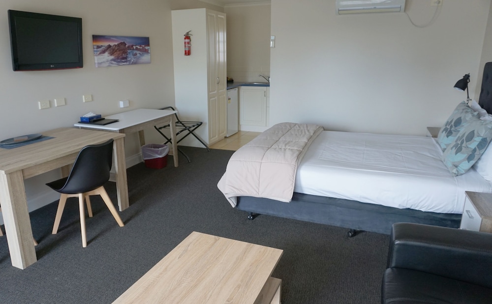 Ashmont Motor Inn & Apartments 24/31