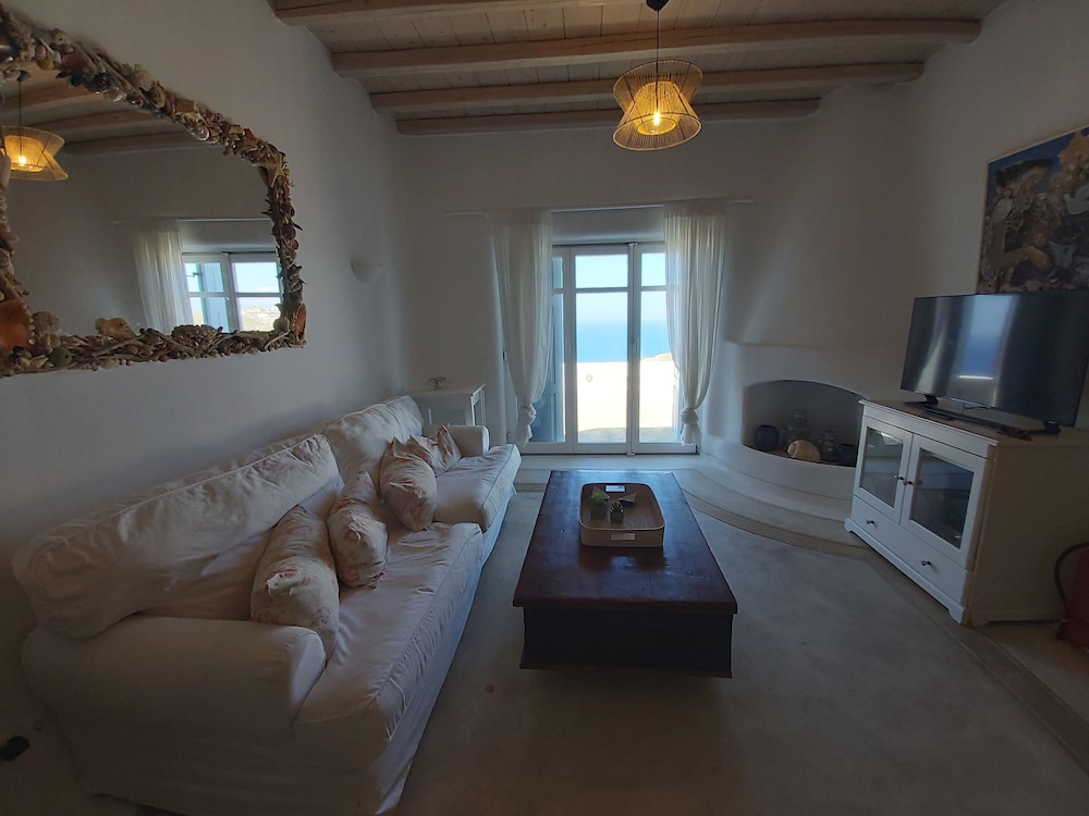 WHITE ROCK SUITES & VILLAS 15/50