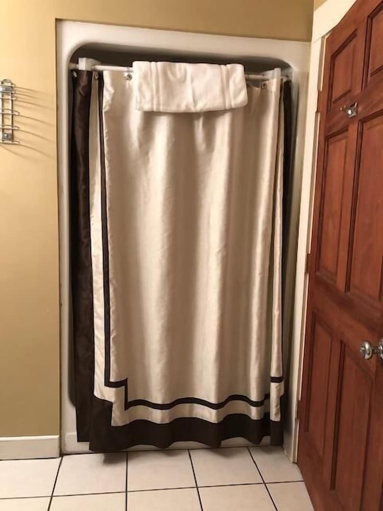 Camelot Restaurant Inn 25/50