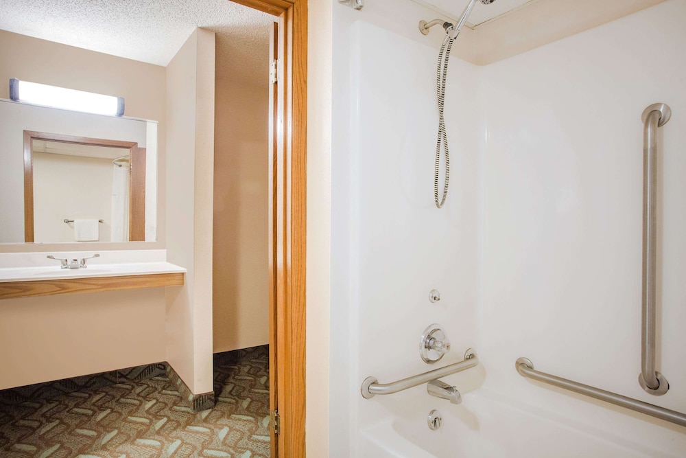 Super 8 by Wyndham Monroe WI 53/54