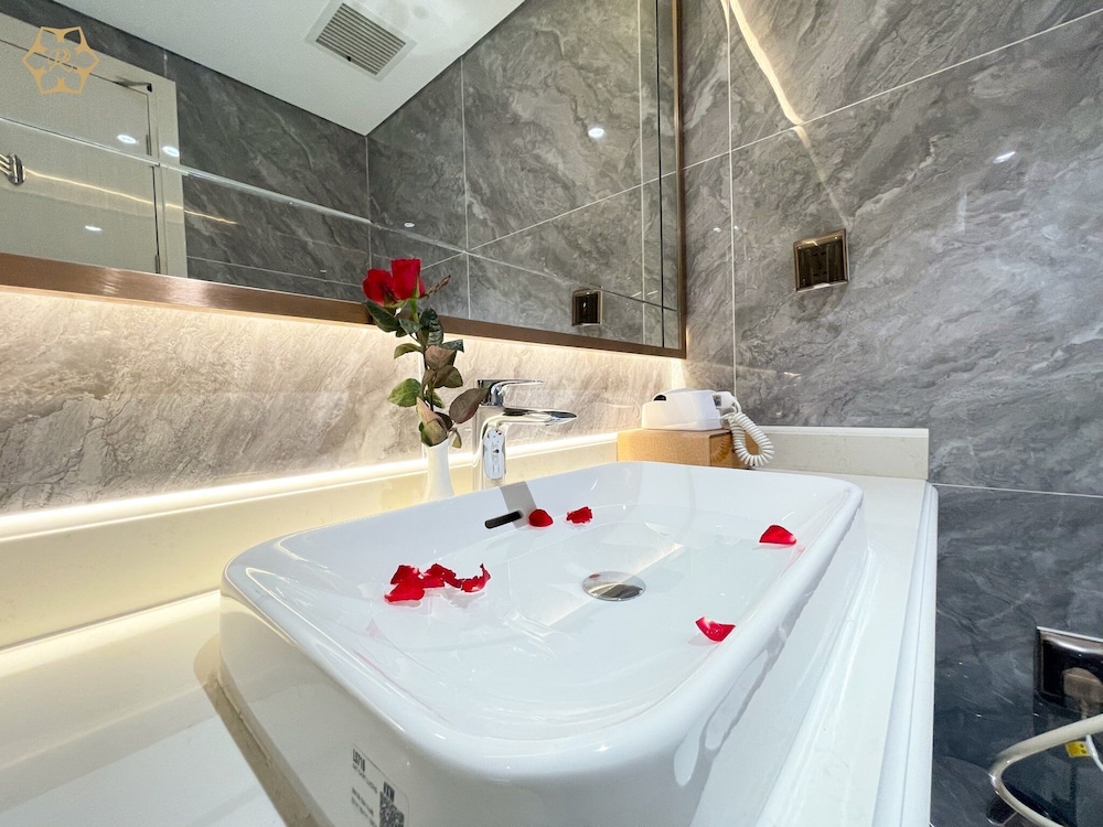 Cua Dong Luxury Hotel 69/70