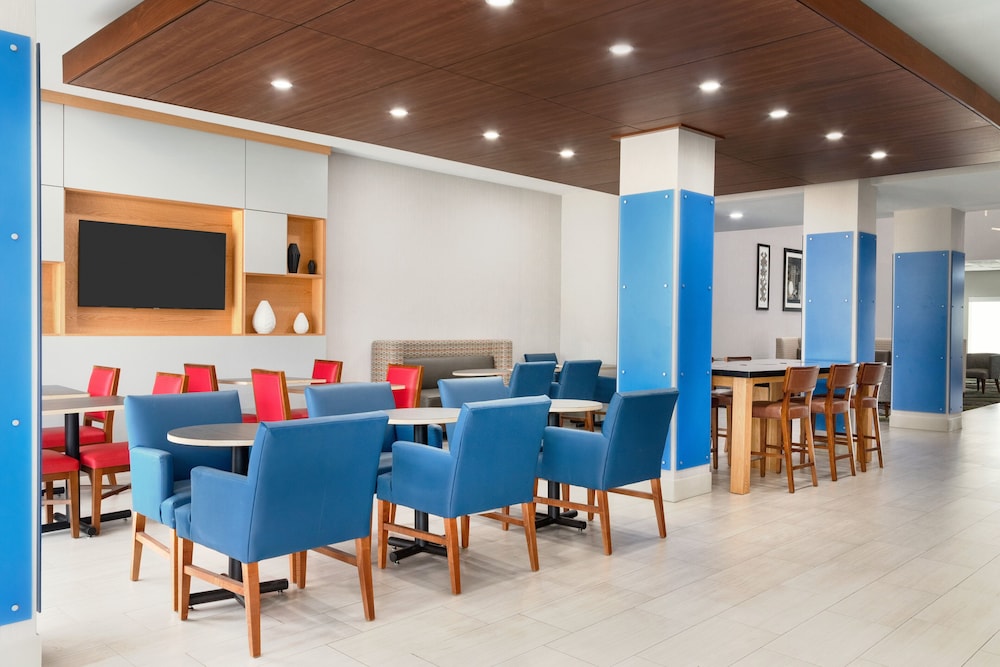 Holiday Inn Express Hotel Suites Searcy 42/50