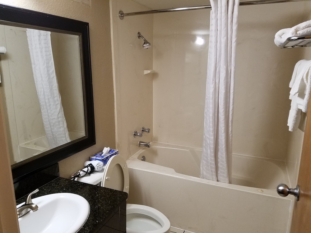 Super 8 By Wyndham Bentonville 17/59