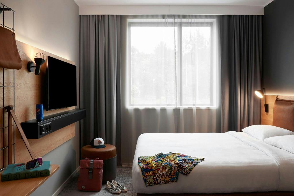 Moxy, Guest Room, Queen Bed, Terrace