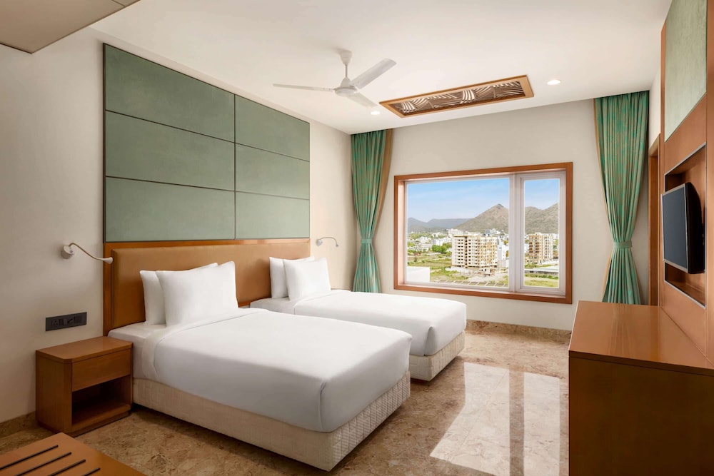 ROOM, TWIN BEDS