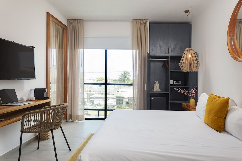 SUPERIOR, KING BED, BALCONY
