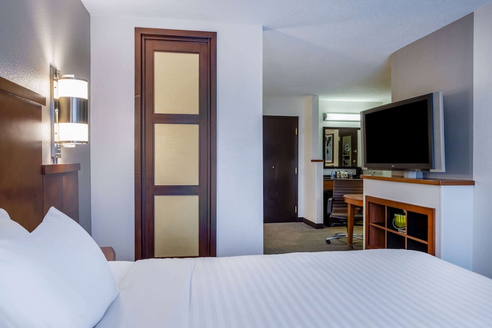 Wyndham Garden Kansas City Airport 17/62