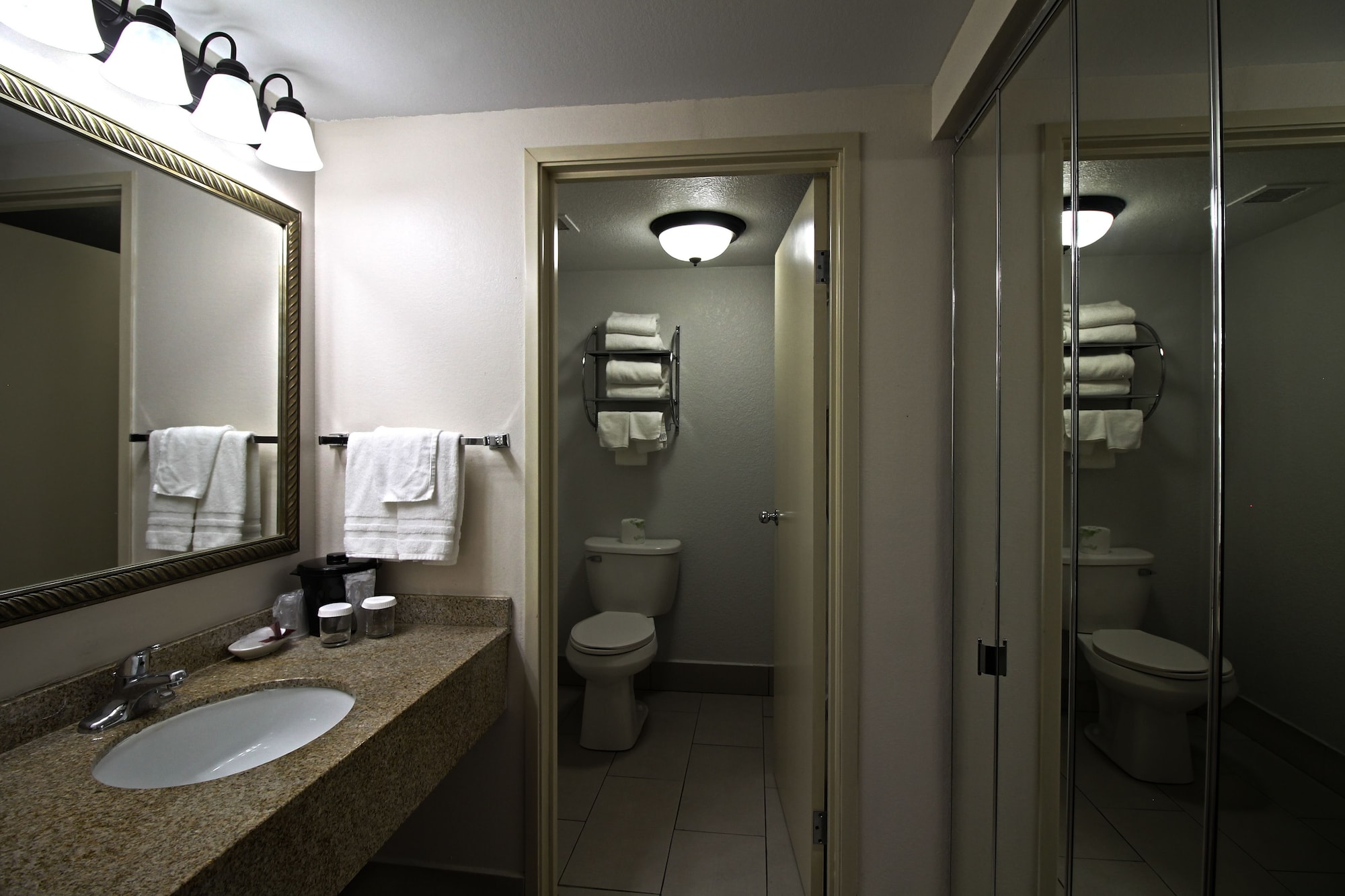 Premium, 2 Queen Beds, Courtyard View, Chicago Club Inn & Suites 9/10