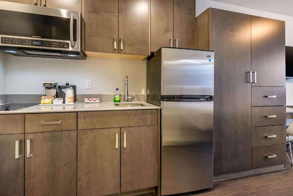 Super 8 by Wyndham Macleod Trail Calgary 4/60