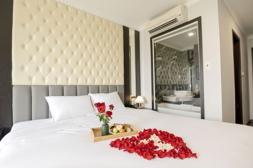 Monaco Hotel 13/49