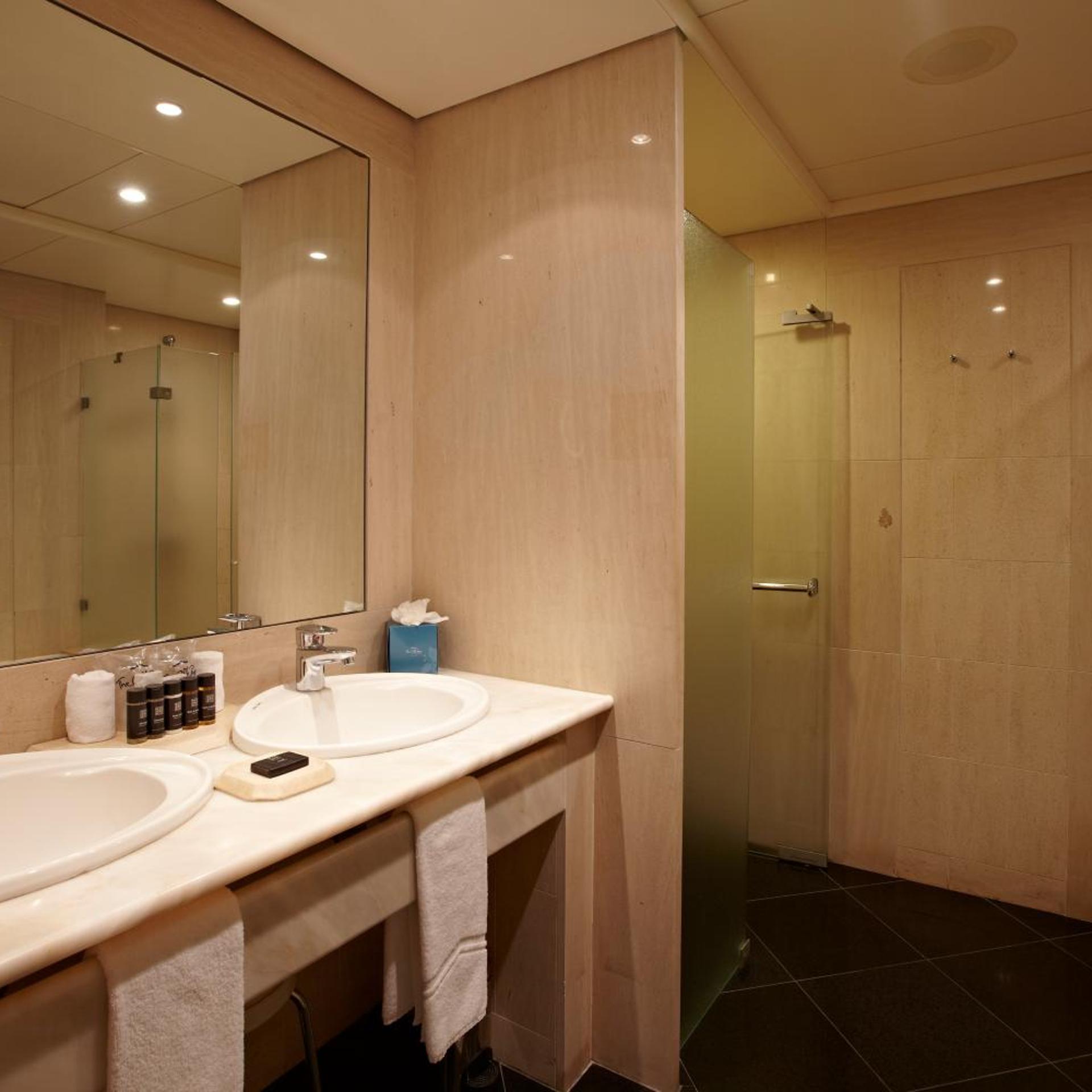 Room, Twin Beds, City and Sea View، The Cliff Bay 4/4