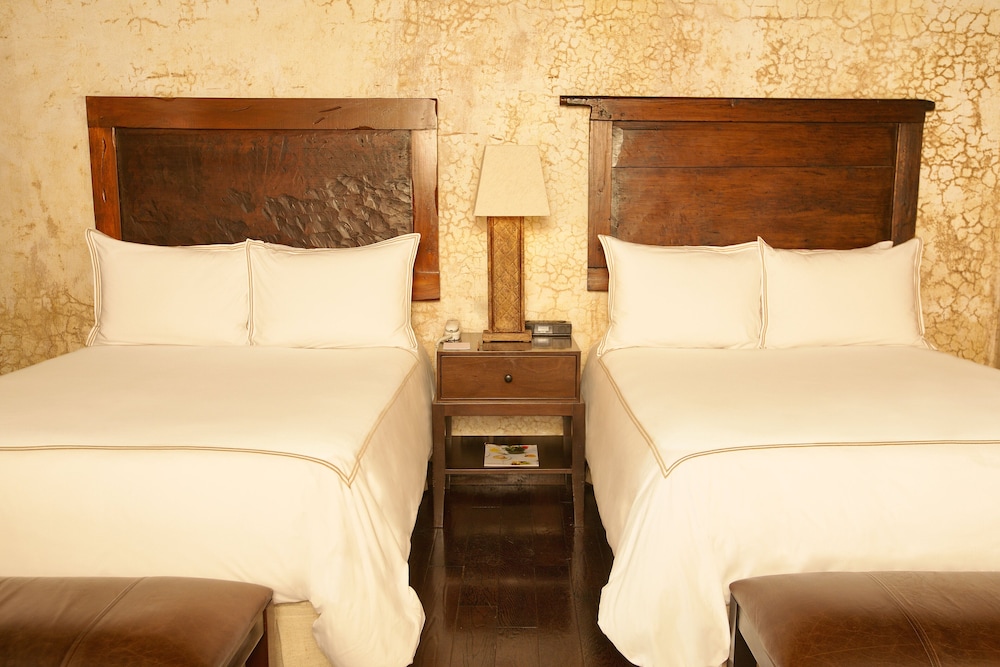DELUXE, 2 QUEEN BEDS