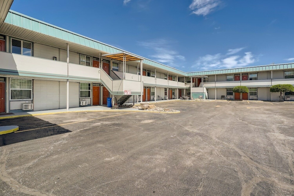 Travelers Uptown Motel 7/54