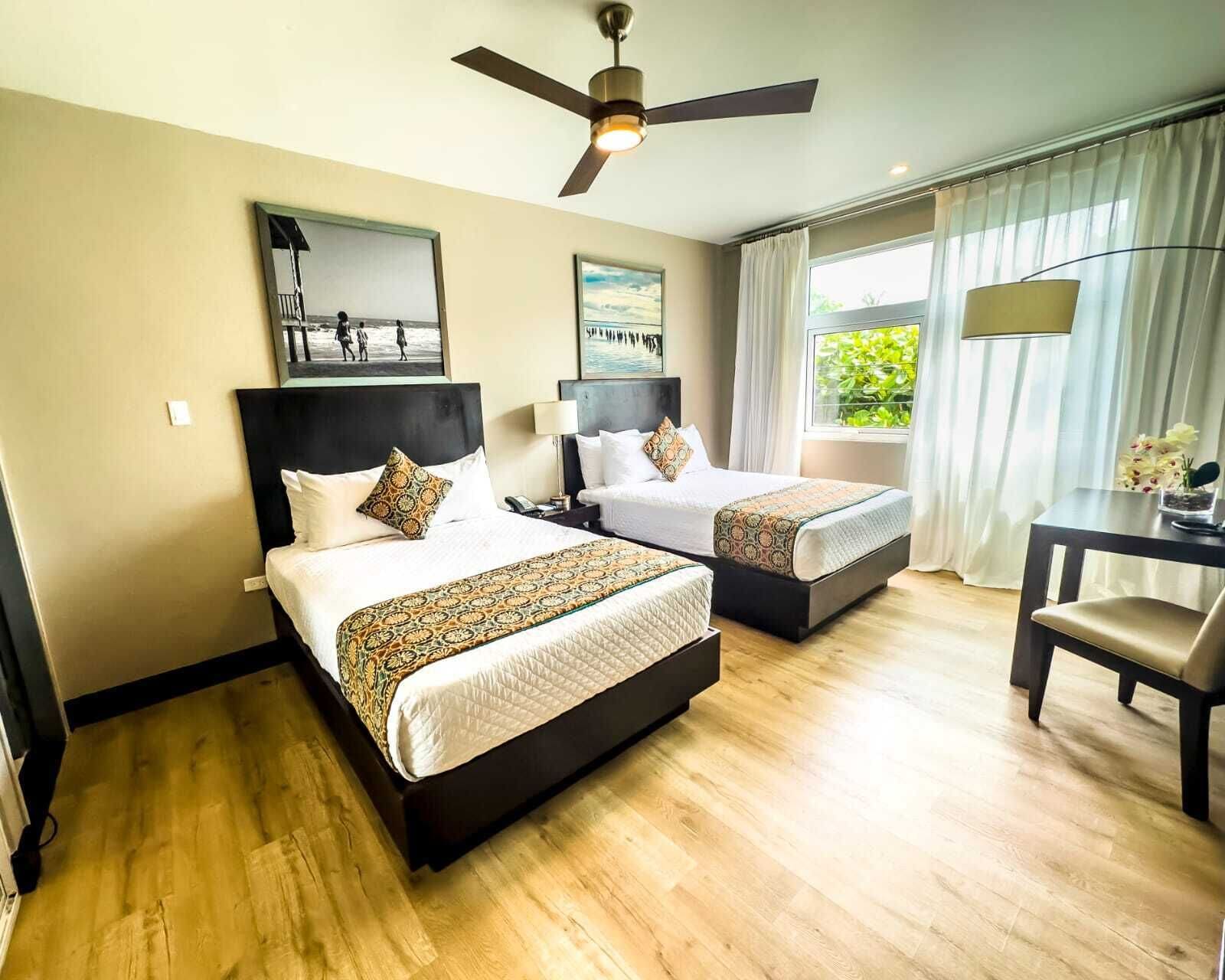 DELUXE, 2 DOUBLE BEDS, KITCHENETTE