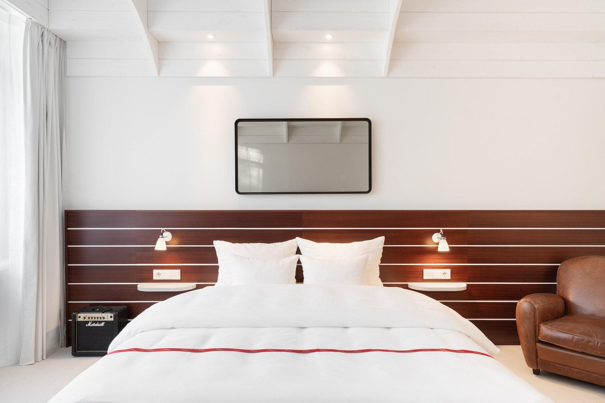 Wow, Queen Bed, Accessible
