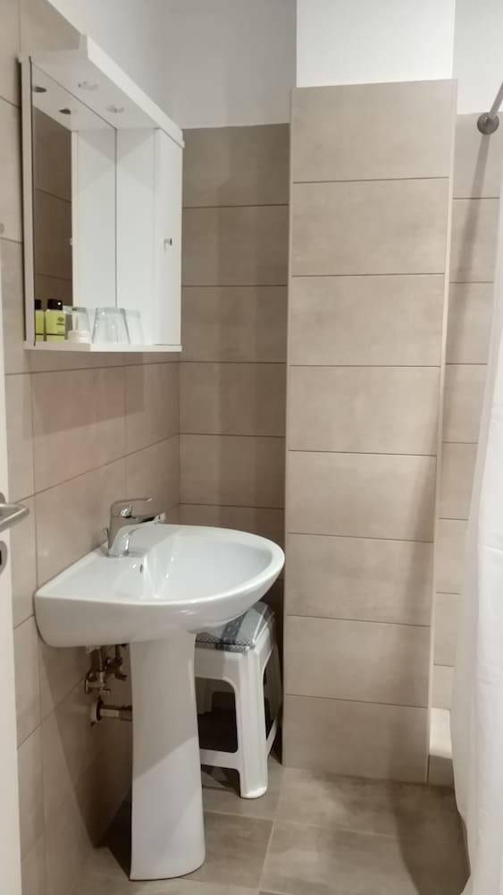 Ambrosia Suites 56/60