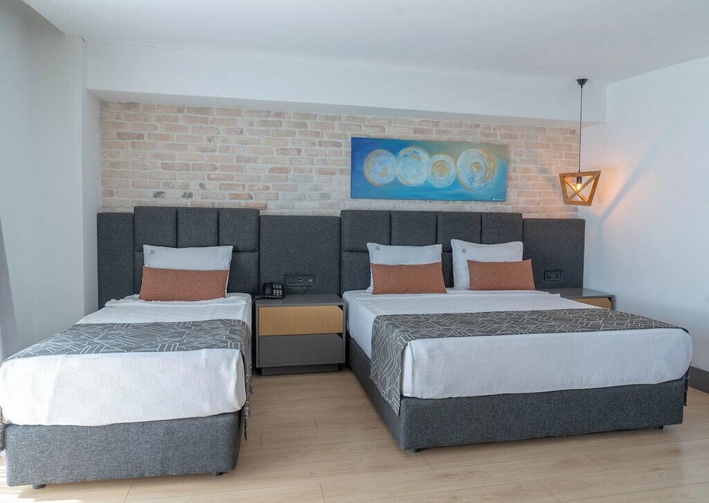 Deluxe, Triple, 1 Double and 1 Single Bed