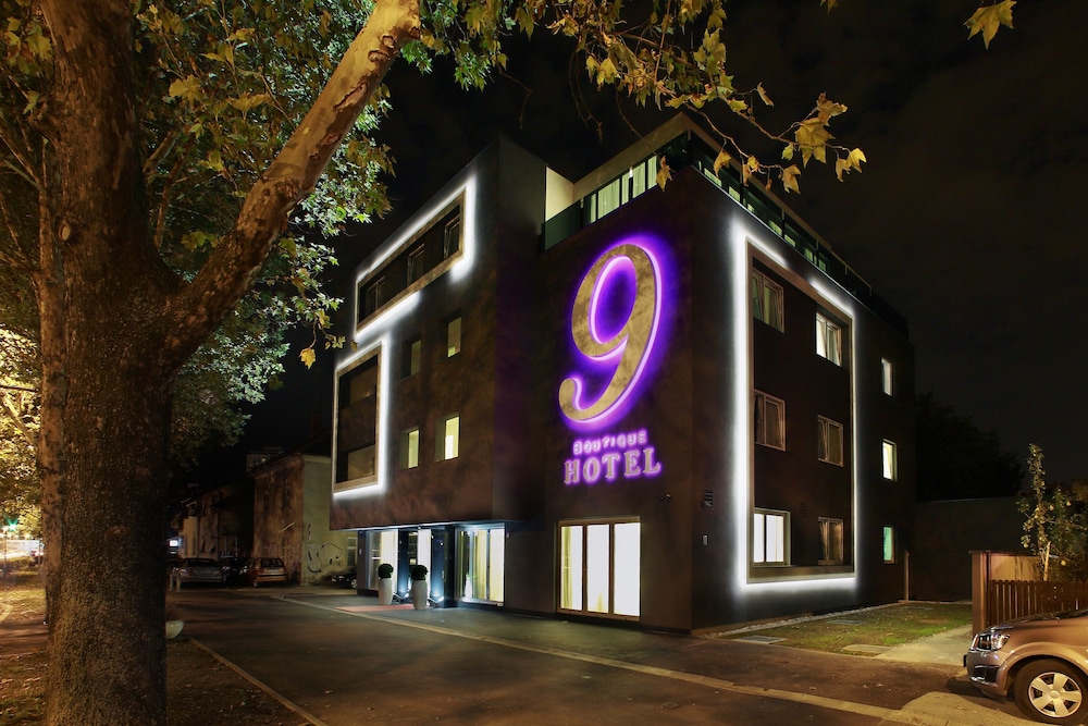 Hotel 9 2/41