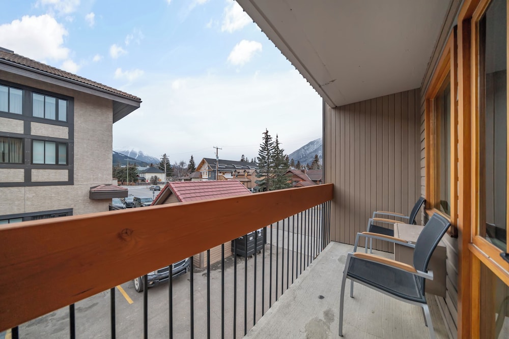 Banff Ptarmigan Inn 61/64