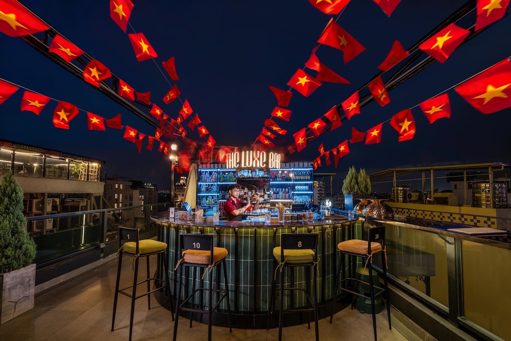 Le Premier Hotel & Rooftop Bar 42/50