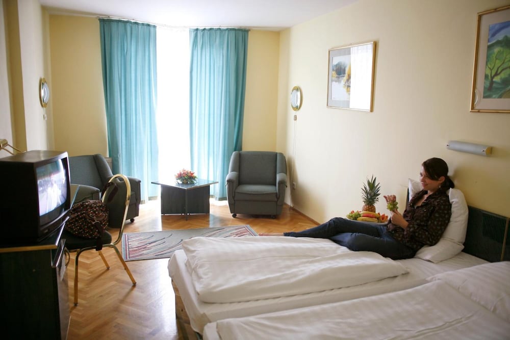 BARA HOTEL 20/50