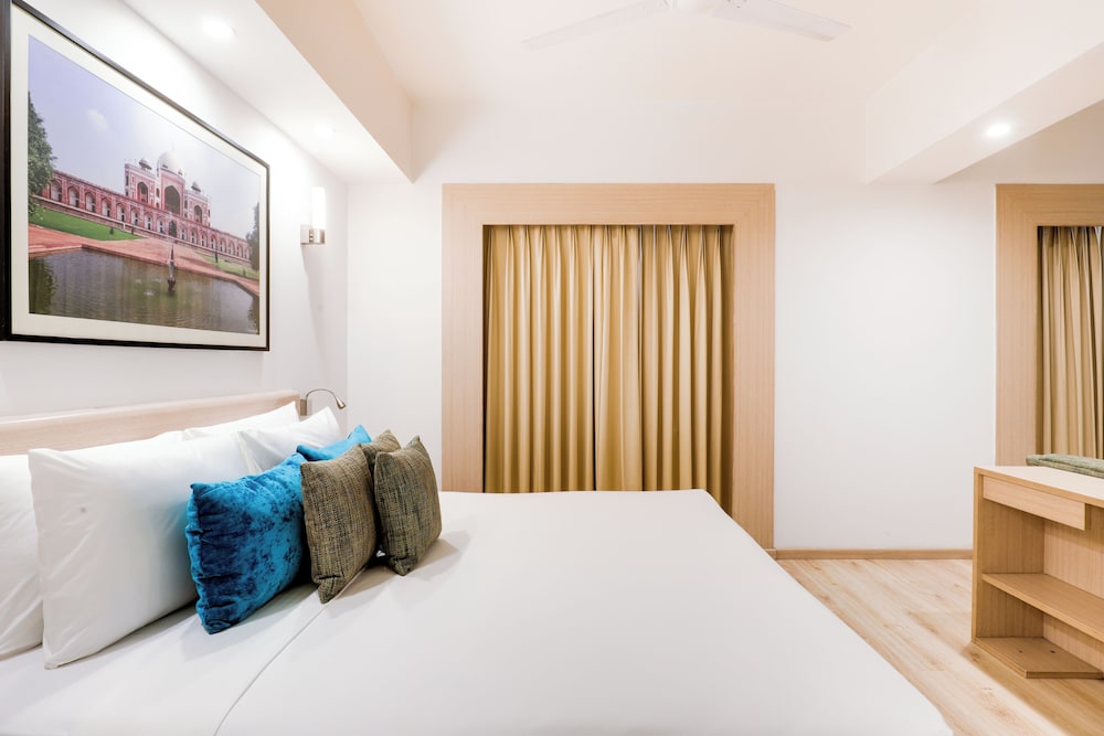 Red Fox Hotel Sector 60 Gurugram 23/62