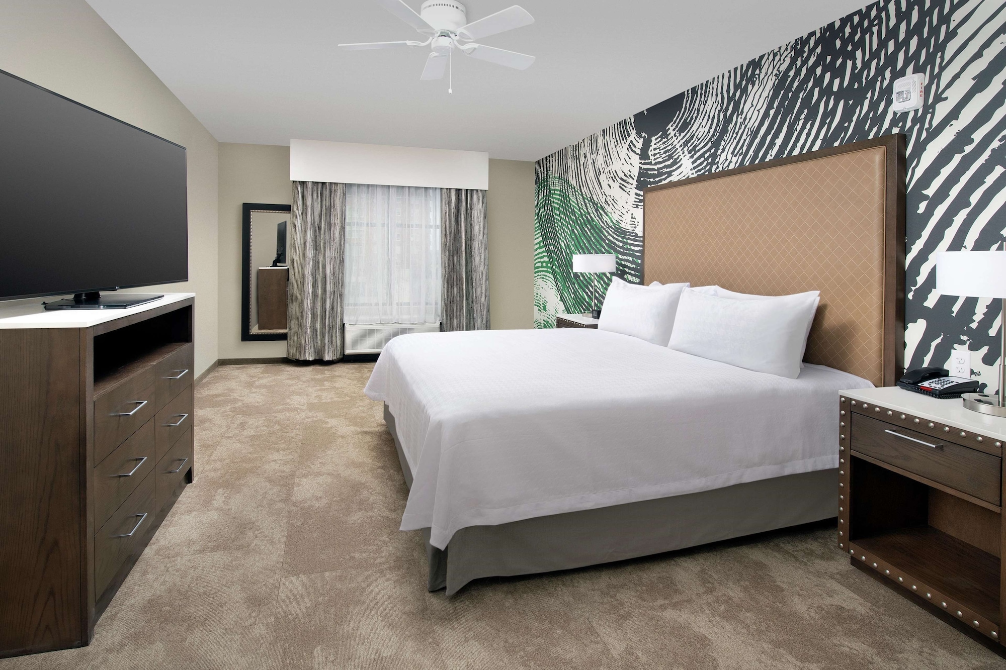 SUITE, KING BED, ACCESSIBLE