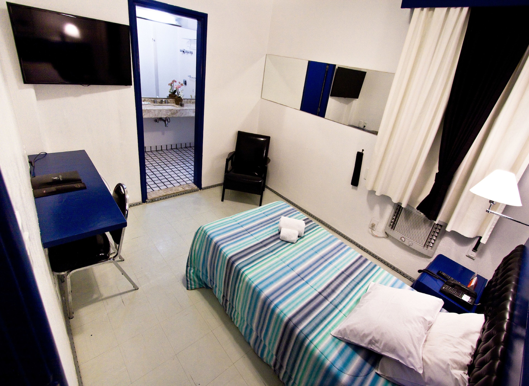 ROOM, SINGLE