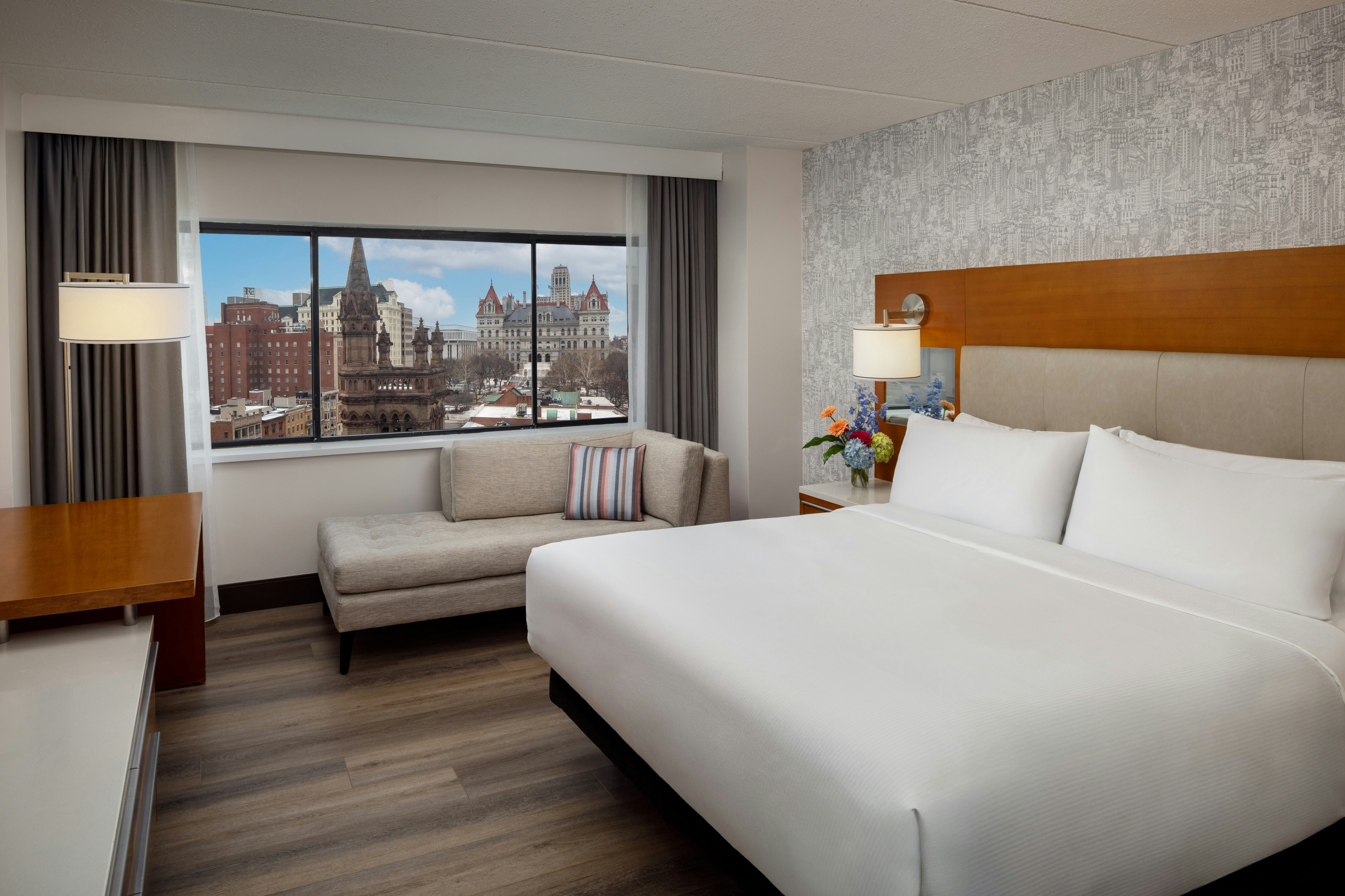 ROOM, KING BED, EXECUTIVE LEVEL, ACCESSIBLE