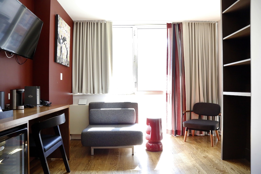 Hotel 32 32 59/78