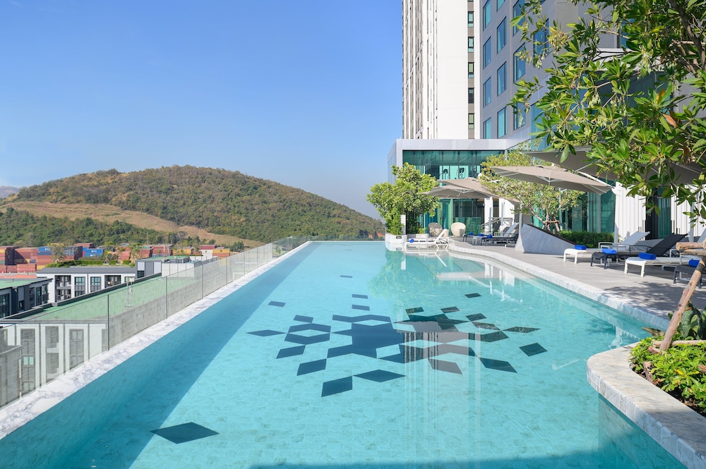 Holiday Inn Suites Siracha Laemchabang 5/78