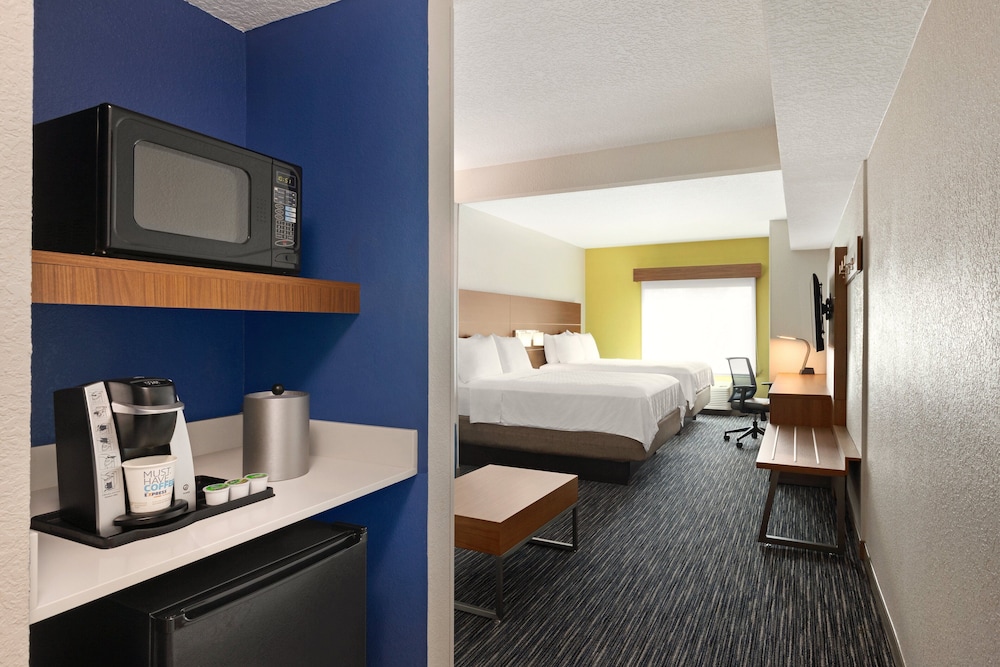 Holiday Inn Express & Suites Pembroke Pines-Sheridan St 24/54