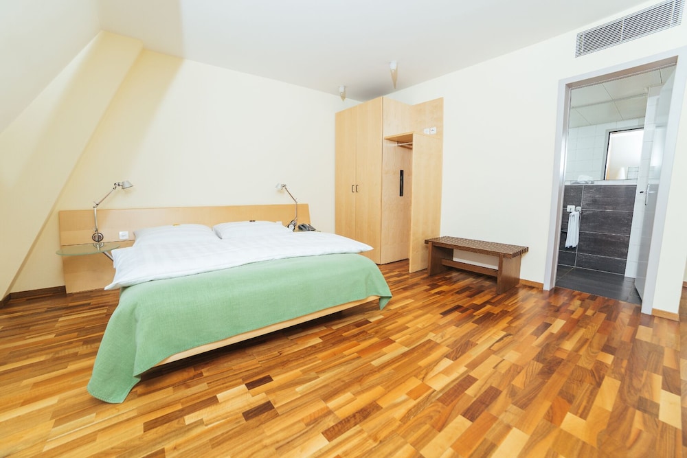 COMFORT, QUEEN BED, SOFA
