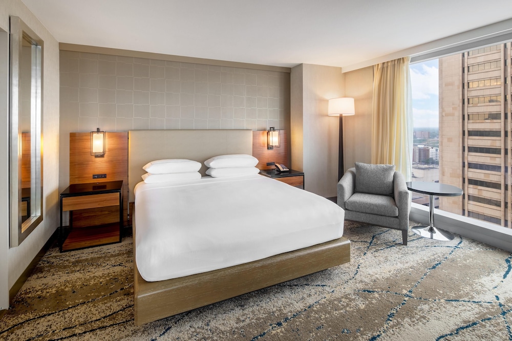 Ambassador, Suite, King Bed, Accessible، Hilton Cleveland Downtown 3/7